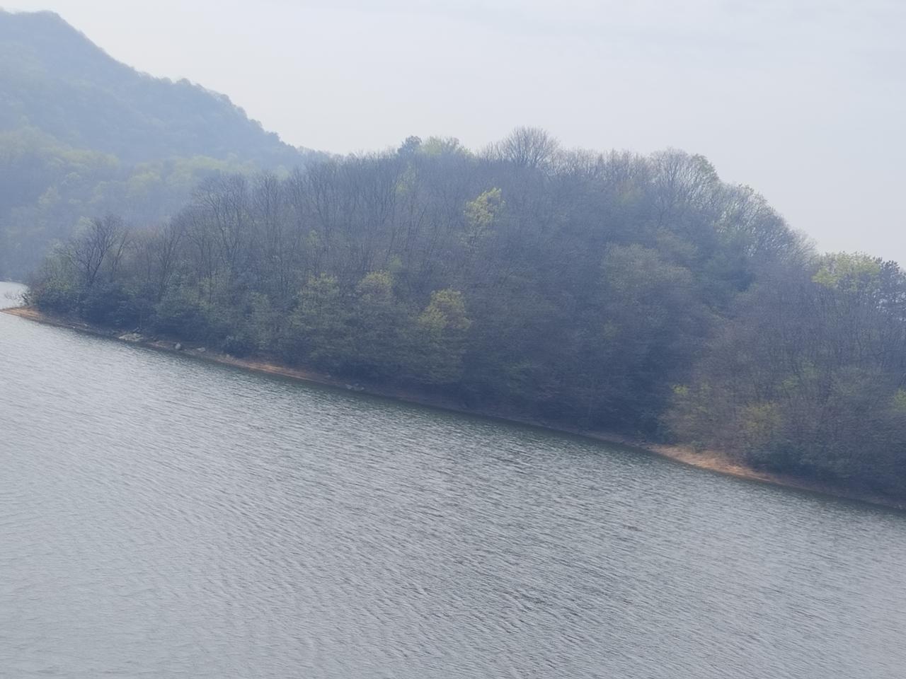 记录我的2026河南省桐柏县龙潭河水库照片，风景迷人。山中有水，水中有山。