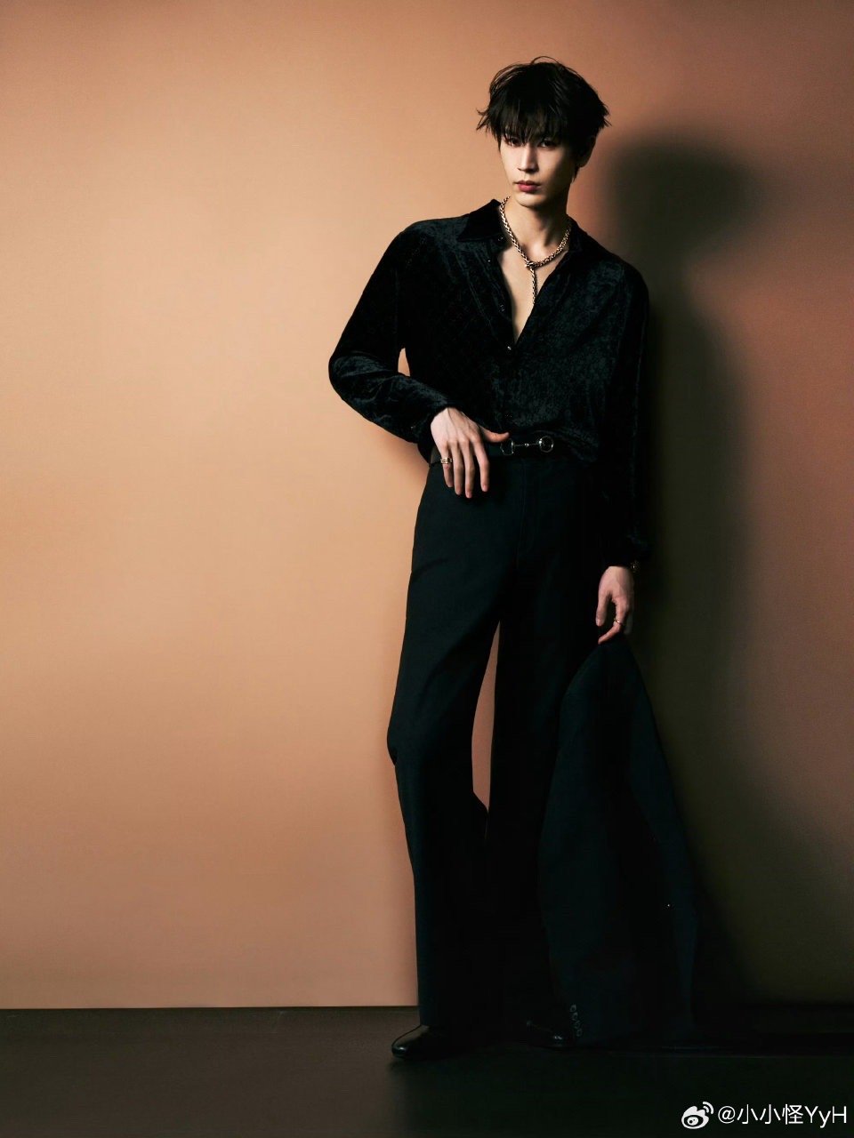 张凌赫转身盯镜头 偶然抓拍到的瞬间往往最真实也最打动人，他转身时那种自然流露的帅