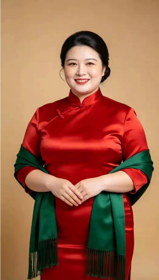 旗袍雅致衬娇容，
红红火火沾风情。
环肥燕瘦容华贵，
国风古韵人陶醉。