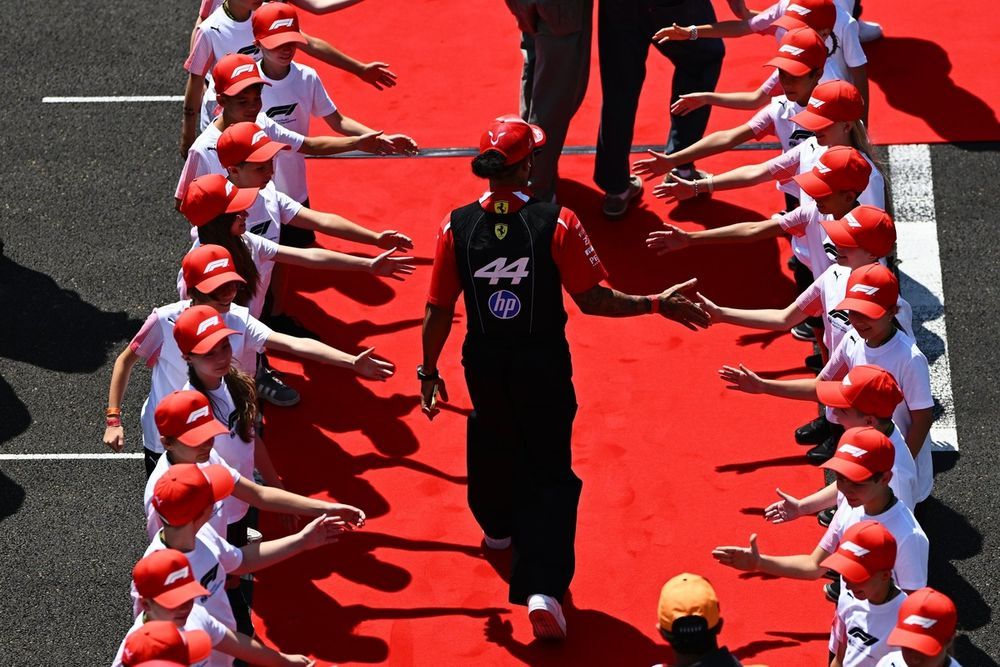 汉密尔顿道歉 汉密尔顿就匈牙利大奖赛排位赛后的情绪表态公开致歉。此前的排位赛过程