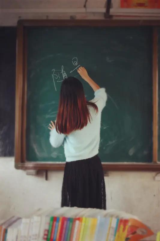 人口下降影响最大的不是年轻教师
也不是年老教师
更不是准备当老师的大学生
而是刚