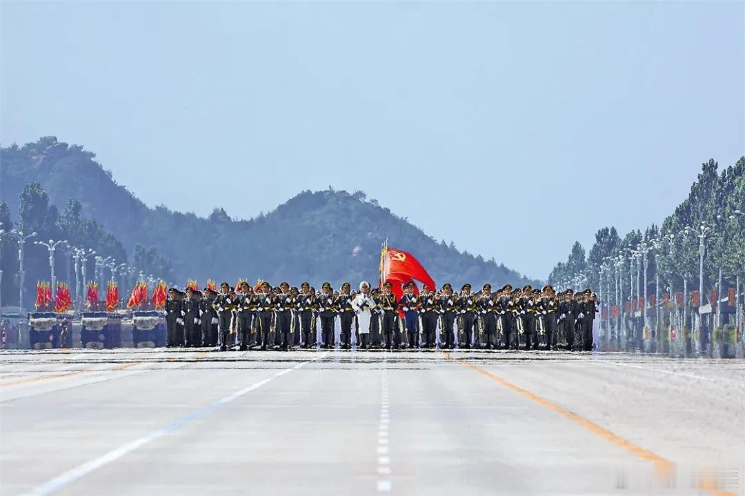 阅兵官兵剪影大图既是受阅更是锤炼，能打胜仗的威武之师枕戈待旦既是受阅更是传承，担