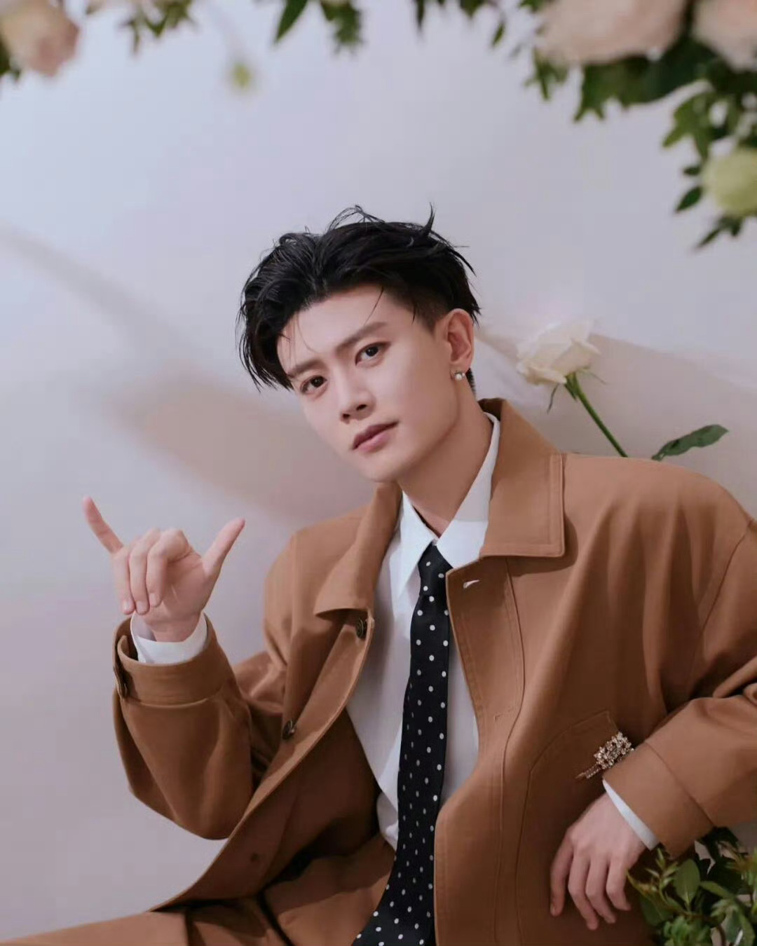 世界这么大，只想赖在你身边，哪怕什么都不做，只是静静地待着，也觉得心里满满的都是