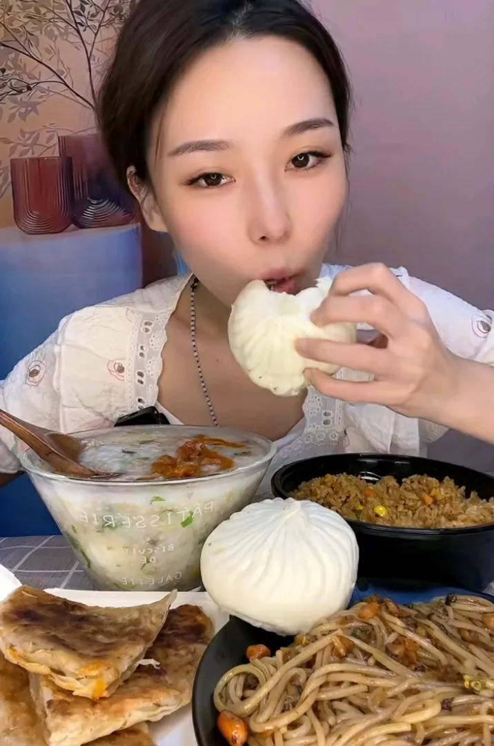 美人含笑食佳肴，香飘满桌心欢畅。#十五最美的肴# #我尝过苦甜酸辣# #醉美中秋
