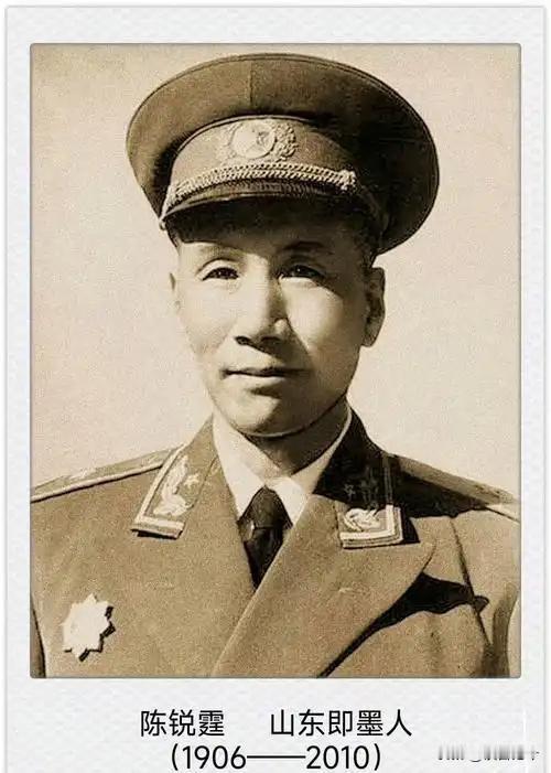 1941年，国军团长准备投奔新四军，谁知夜里却被暗杀，被捅了3刀，却没死。杀手走