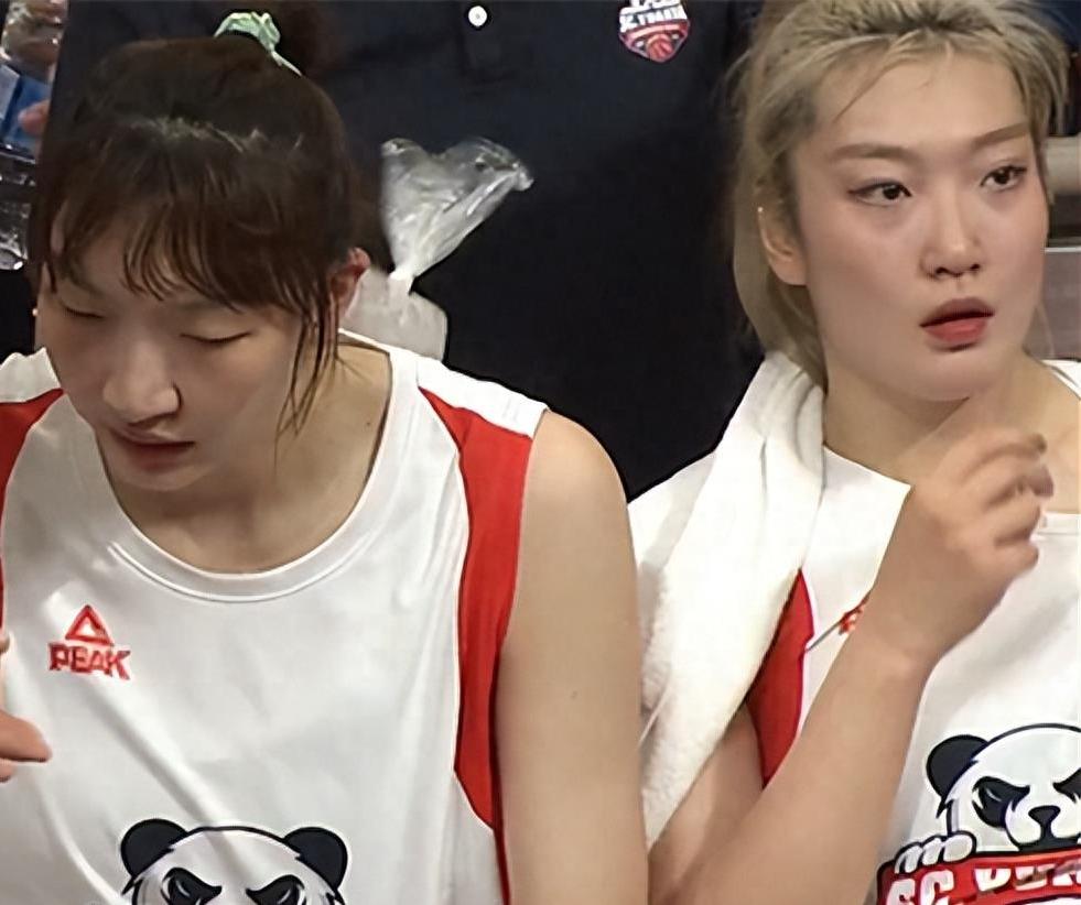 四川女篮输球还真的不能怪裁判。
全运会女篮硝烟已散，但争论依然很大，许多人把四川