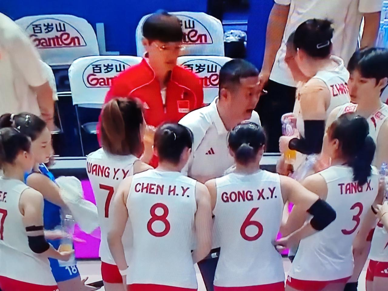 世界女排联赛香港站的比赛，中国女排对阵加拿大女排，中国女排25：19，17：25