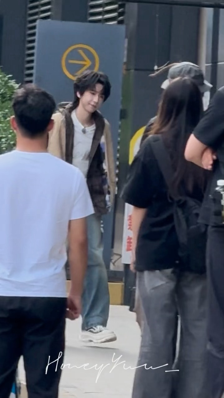 竟然还去长江国际了贺峻霖回了长江国际贺峻霖现身长江国际