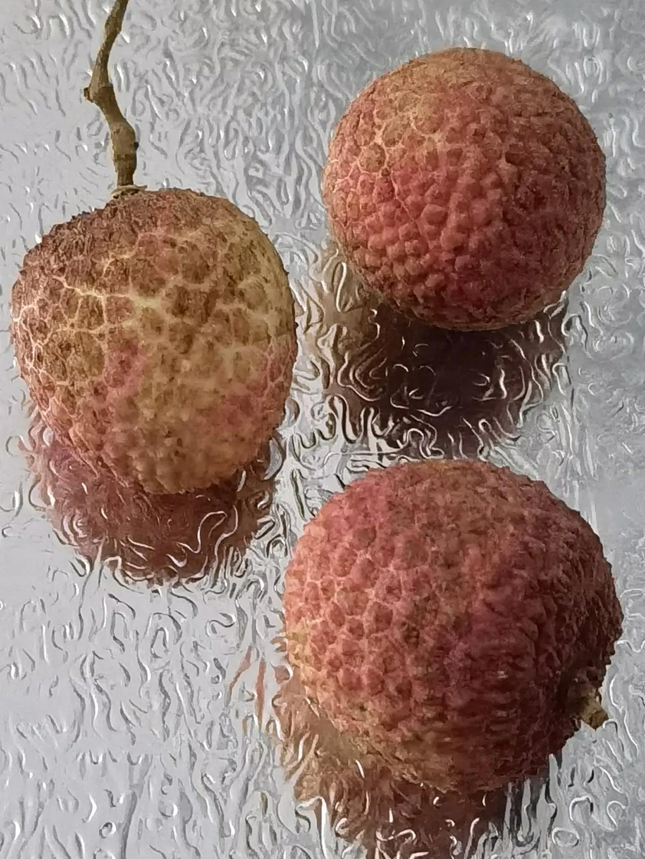 分享城市新鲜事今年的荔枝又大又圆，在超市里我看到有新鲜的荔枝，价格12元1000