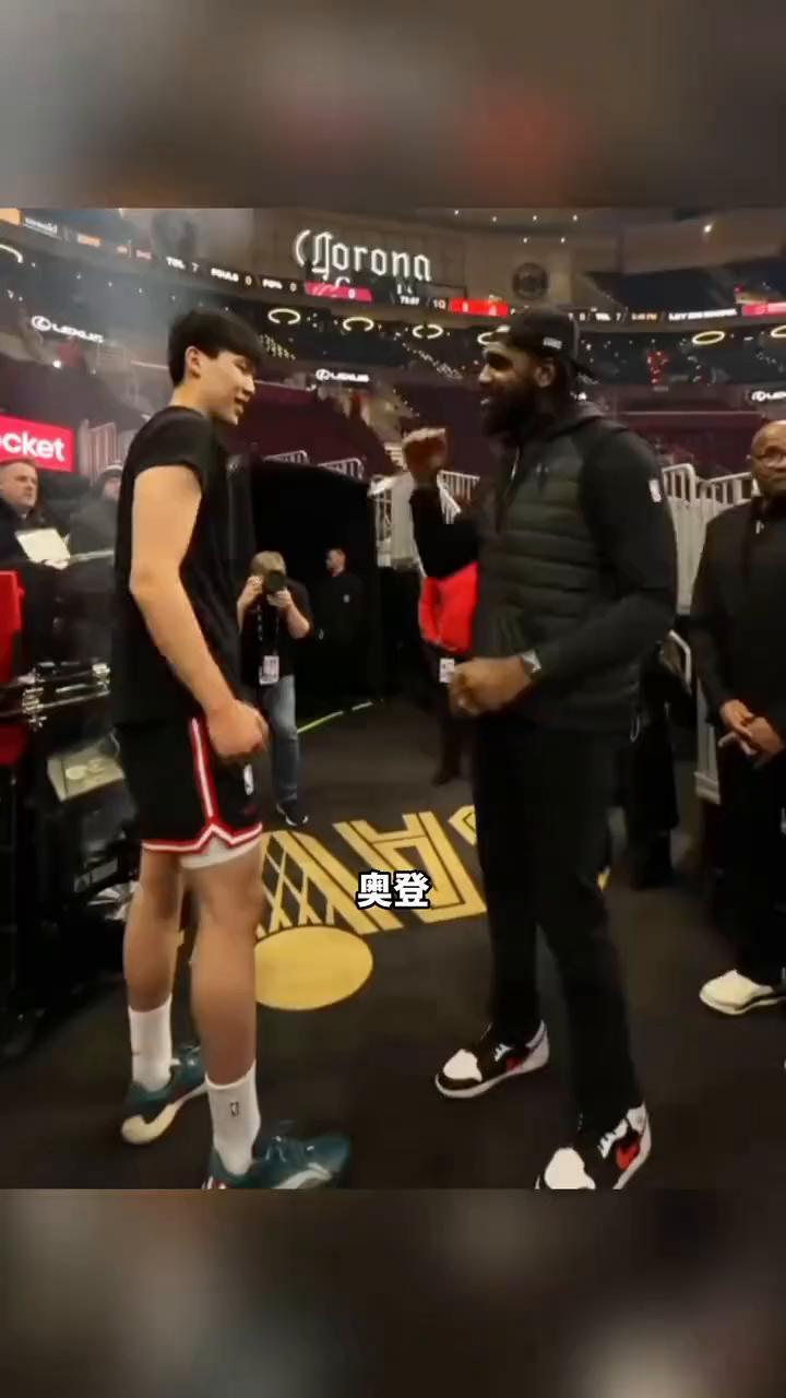 奥登竟然主动和杨瀚森比身高，看来这样的静态天赋已经得到了奥登大帝的认可，并且杨瀚