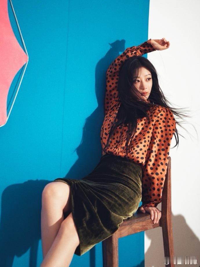 杨紫这次风格彻底惊艳！波点衬衫搭配丝绒半身裙，优雅又时髦，高级感直接拉满。 