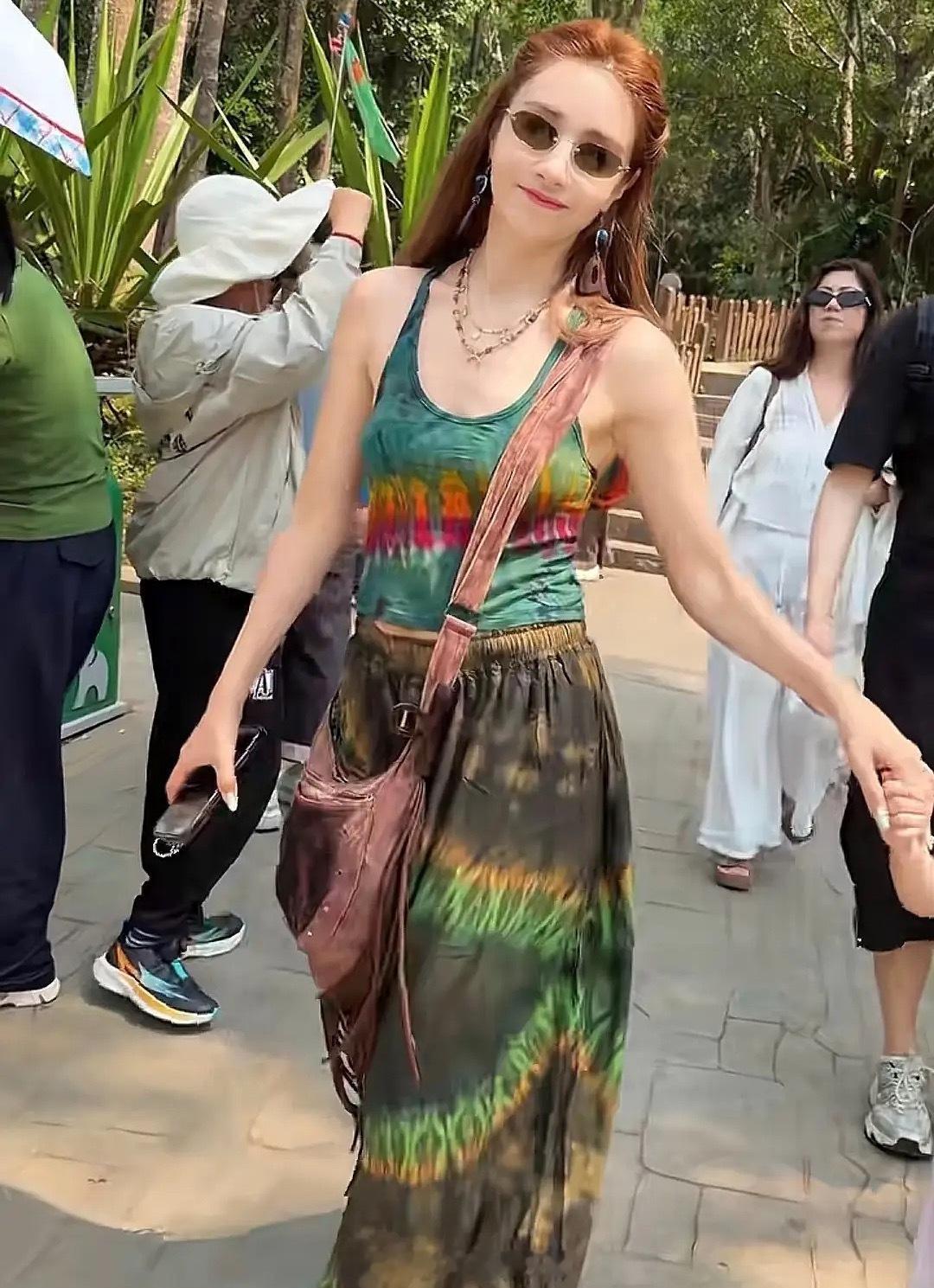 姜潮夫妇带孩子去云南野象谷，38岁麦迪娜又瘦又高，皮肤白到发光，一儿一女都不如小