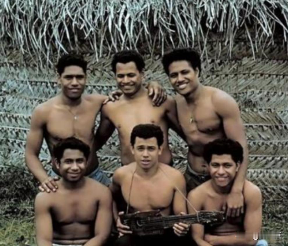 [微笑]1965年，6名汤加少年不想上学，竟乘船前往荒岛上演荒野求生整整十五个月