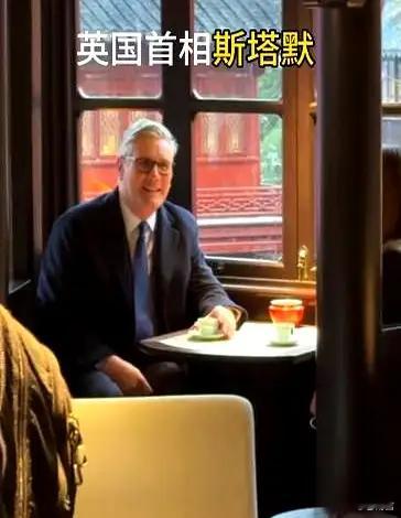 胡润见斯塔默变迷弟斯塔默这老头，确实是个狠人。1月30号刚从北京飞上海，落地连酒