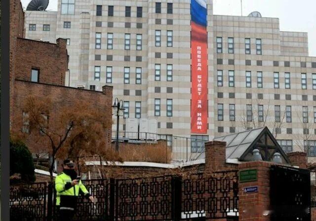 俄罗斯与韩国关系再添摩擦：俄罗斯驻首尔使馆悬挂 “胜利必将属于我们” 横幅 ——