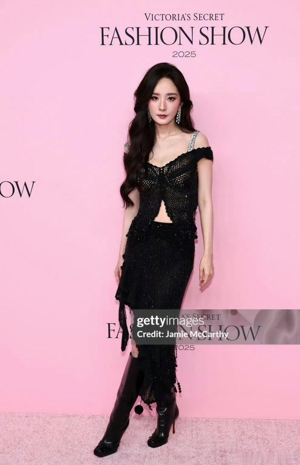 杨幂维密翅膀  美晕了！杨幂维密是带着白翅膀的黑天鹅！生图状态也能打！你姐还是你