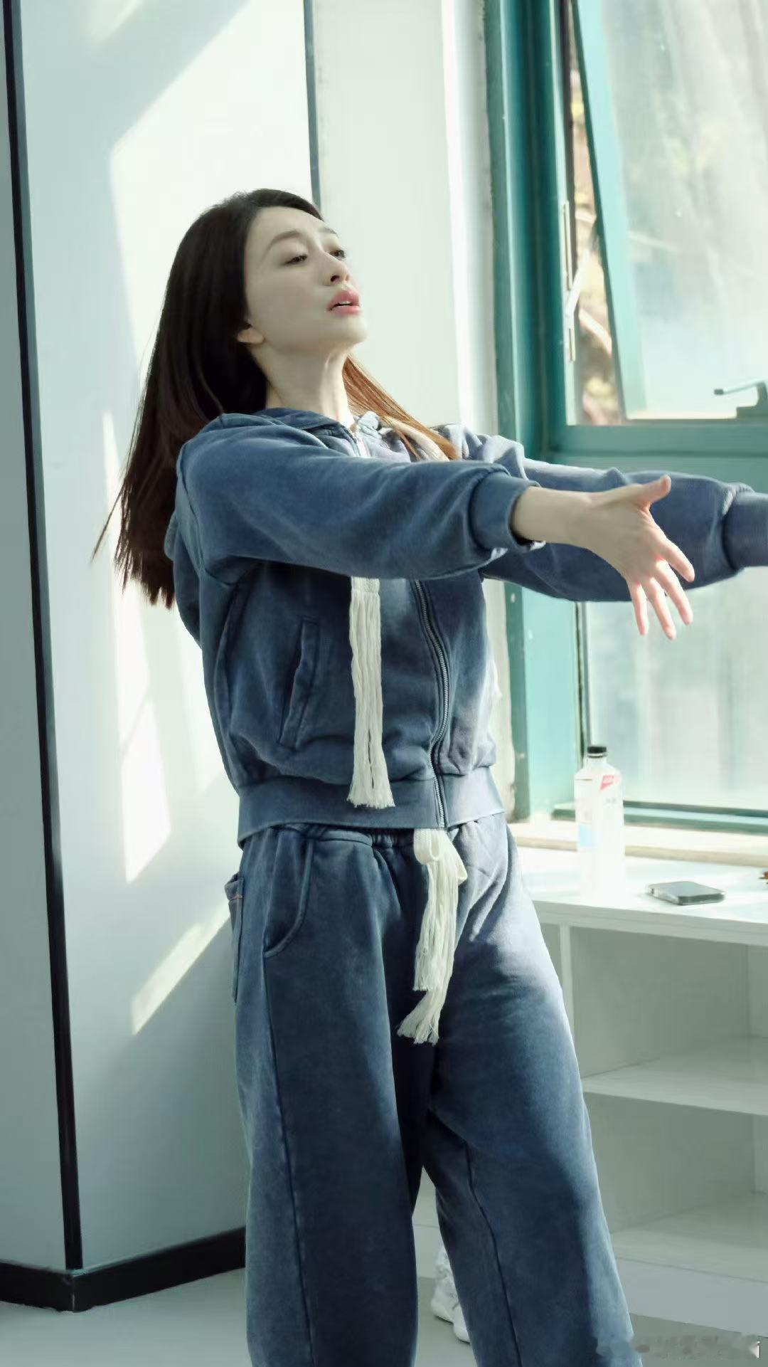 黄灿灿对着李小冉跳心愿便利贴 黄灿灿也太放得开了，对着李小冉当场跳心愿便利贴，李