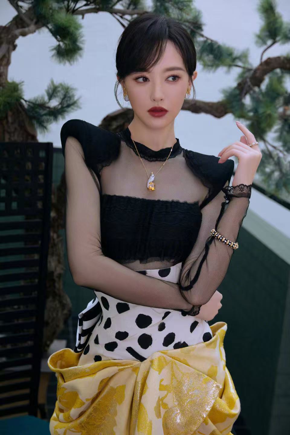 唐嫣高定金裙唐嫣除夕新春大片唐嫣除夕新春大片唐嫣