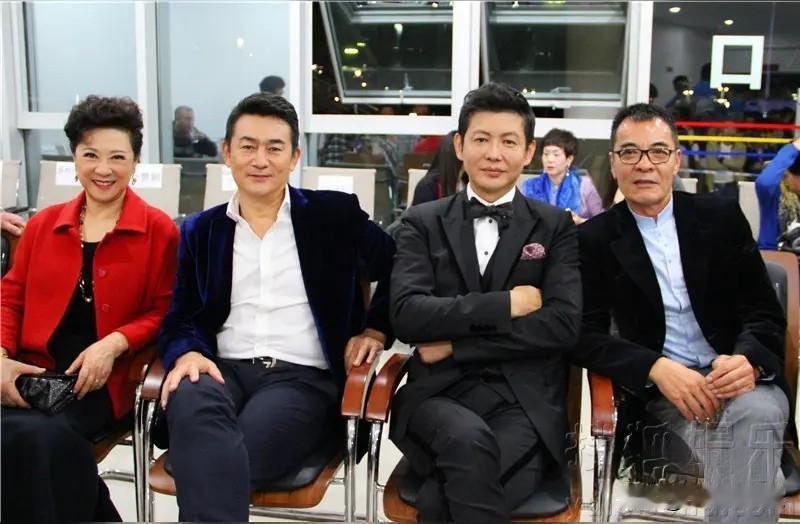 左边的是演员王馥荔，右二是主持人程前，其他两位是谁呀，特别是右边戴眼镜的这位，看