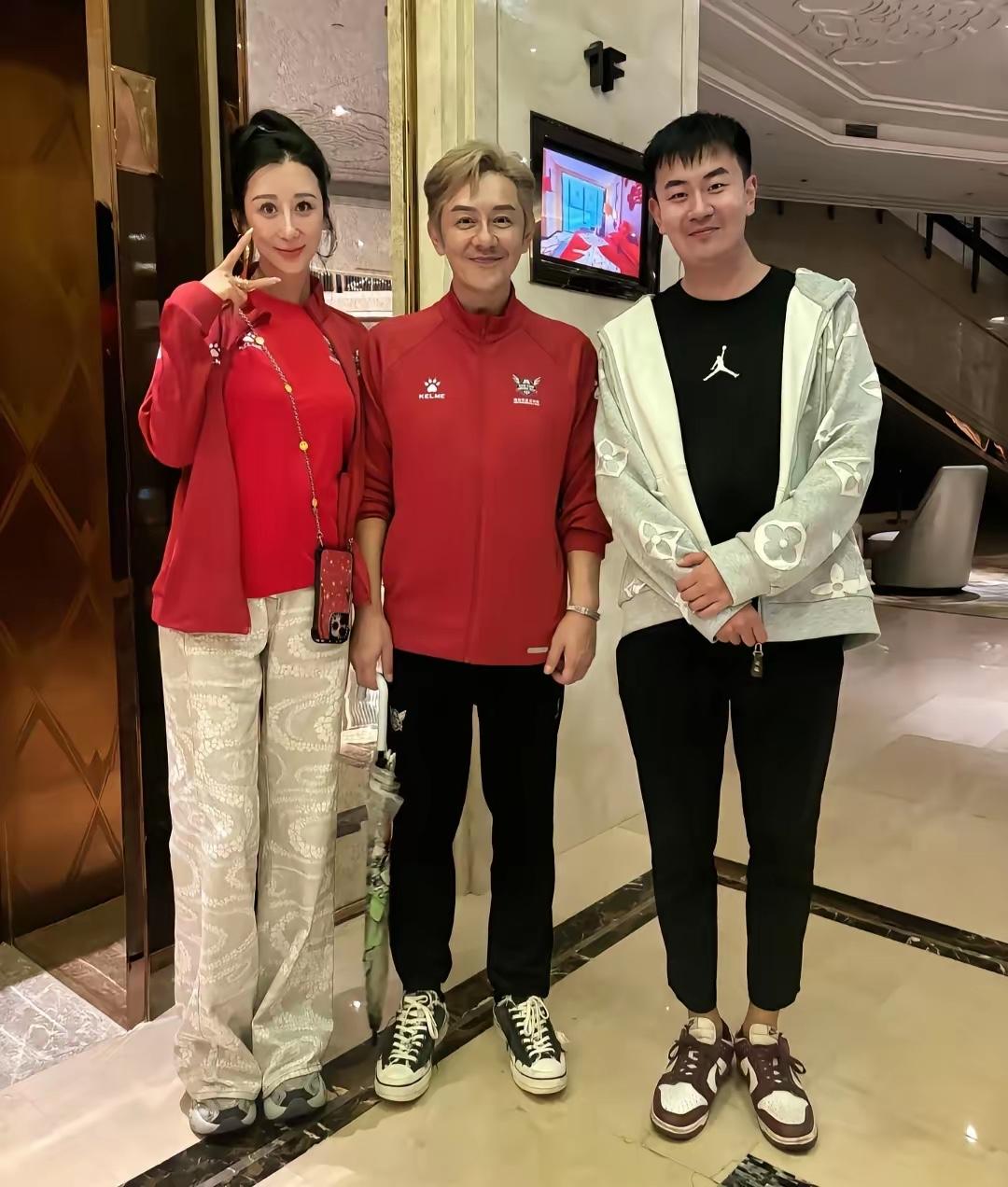 近日，陈浩民携妻子蒋丽莎参加遂宁足球赛，现身一家酒店被偶遇的画面。

陈浩民与蒋