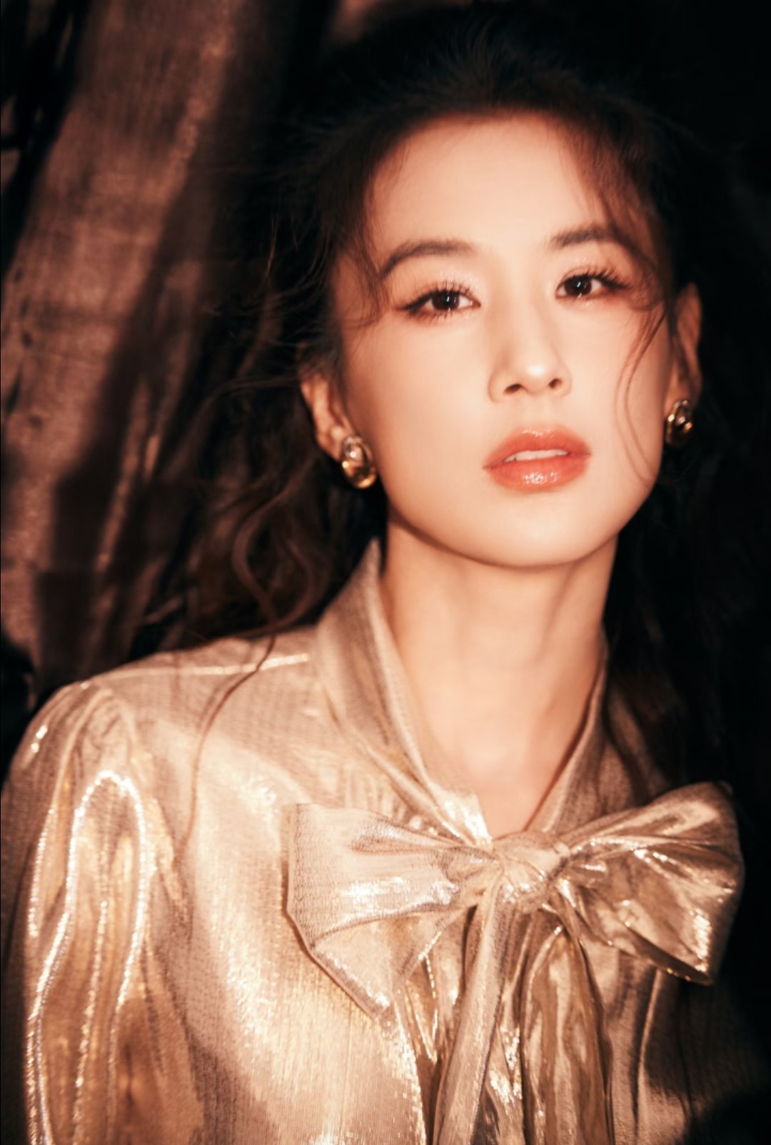 黄圣依金色衣裳写真～“以金为裳，奔赴新程” 