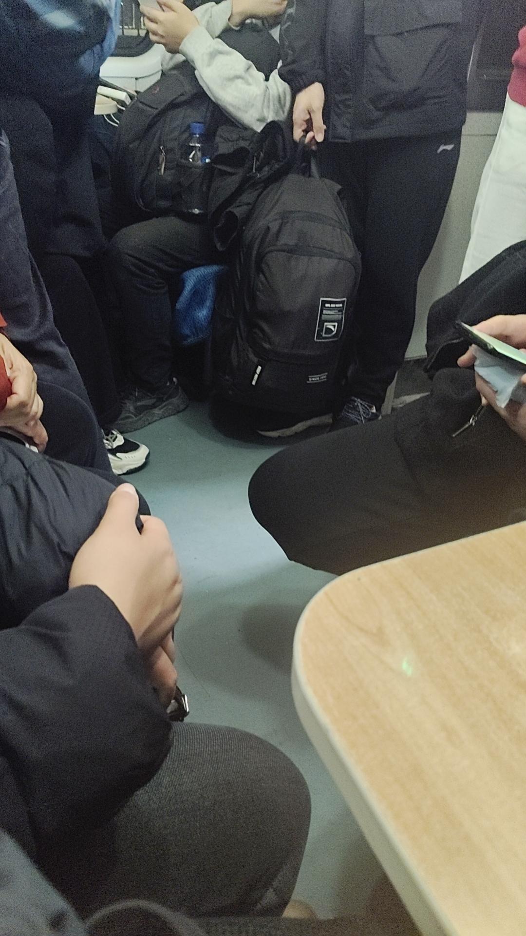 冰火两重天的旅途
周末的费劲吧啦地买了一个终点前一站的火车票，结果上车后车厢空空