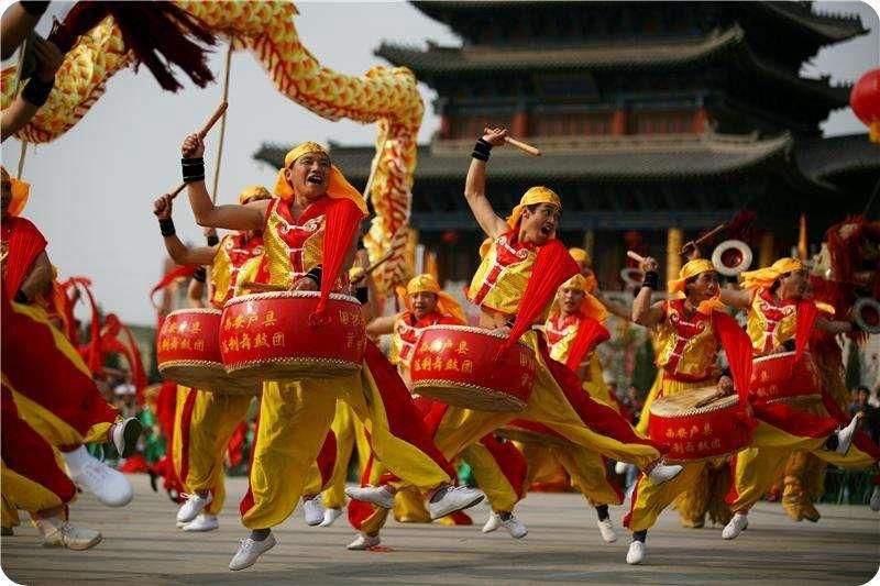 逢年过节总在耳边响起的《金蛇狂舞》，很多人以为是流传千百年的古曲，实则是国歌曲作