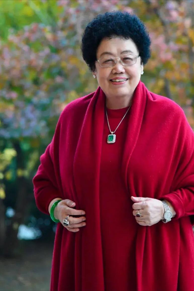 女首富陈丽华说，长安俱乐部建设的时候，儿子东东从外面回来，想干点什么，我就带他去