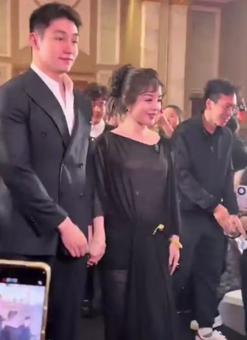 56岁的虞美人集团创始人于文红，嫁了个26岁浑身腱子肉的老公。


虞美人集团创