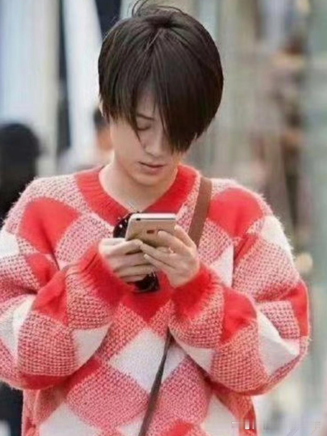 马思纯胆子可真不小，年轻女明星里没几个敢剪这么短头发！ 