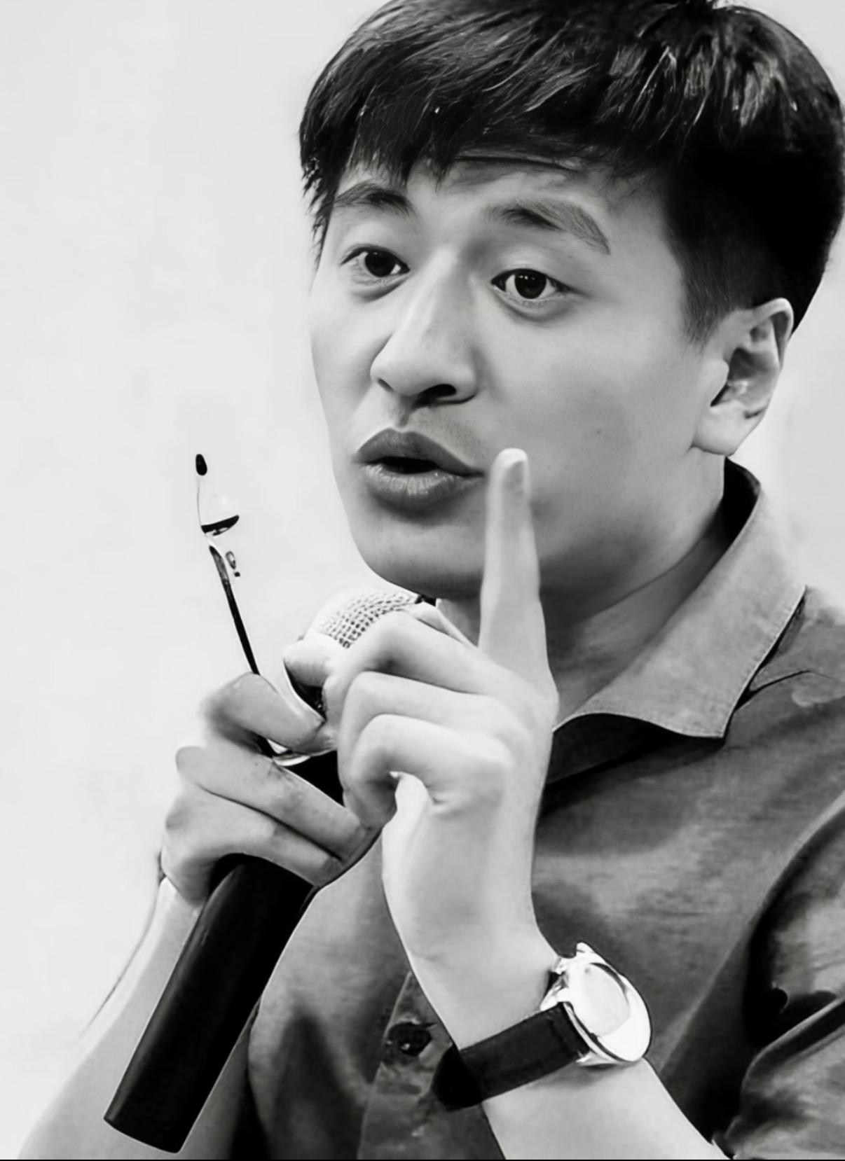 以前张雪峰在的时候，
峰学蔚来这帮人10点钟上班，
现在人走了，反倒7点钟就有人