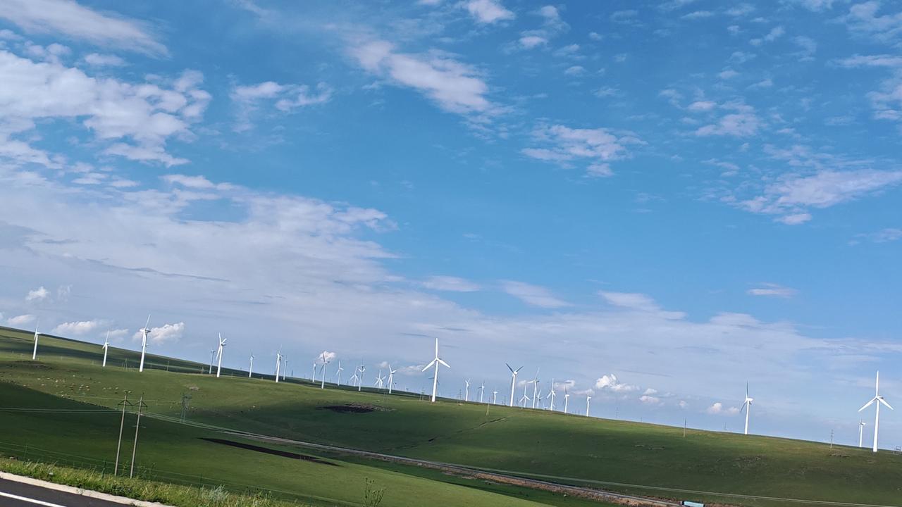 草原的美，确实无法用言语尽述，它美得直通天际，每一张草原风景图片都是大自然的杰作