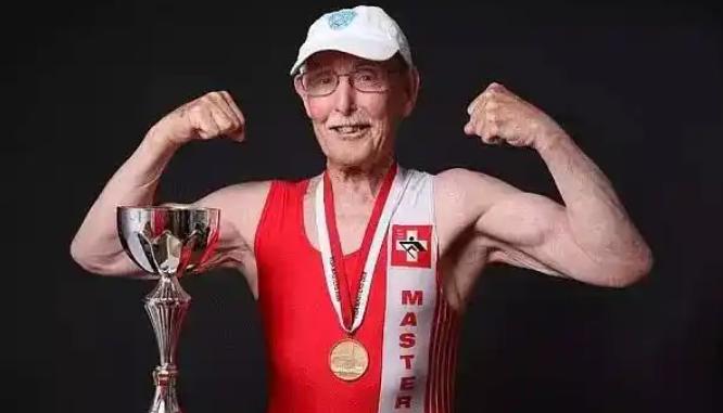 85岁才开始练健美，95岁破世界纪录，他用一生撕碎了衰老的谎言，他就是查尔斯·尤