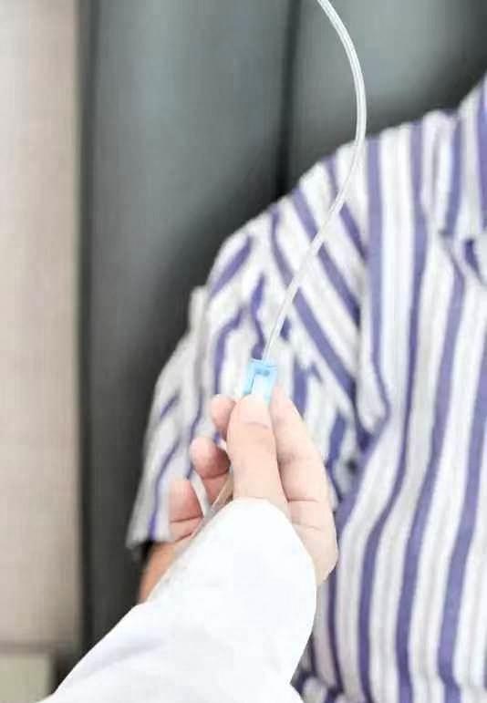 泪目了！一位网友分享说，他的同事肺癌晚期，家里备着100万治疗费。本打算在北京医