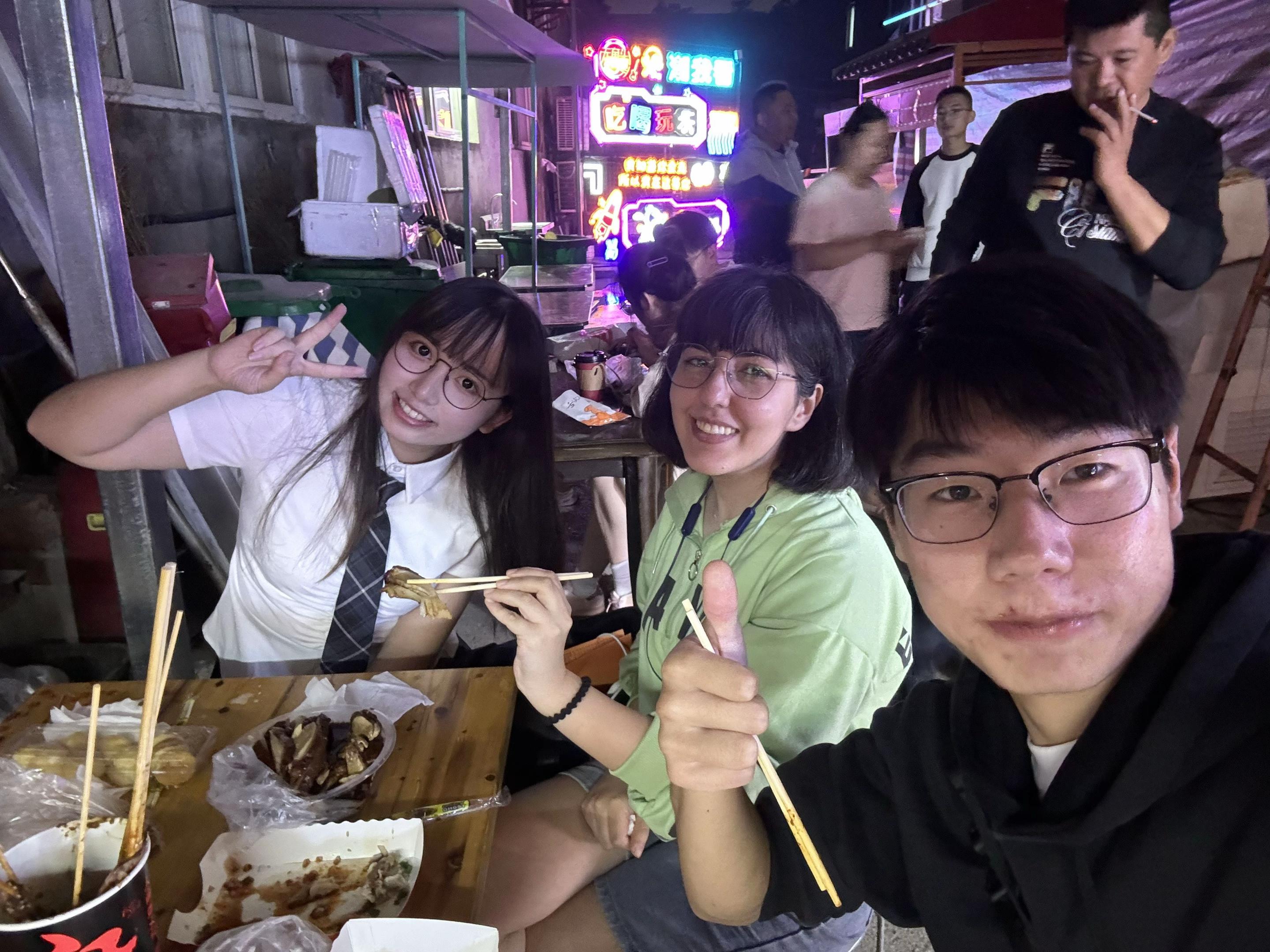 大胃袋每顿要吃十五分饱。翻到以前和好朋友吃夜市的照片 嗯 当时很瘦才1...