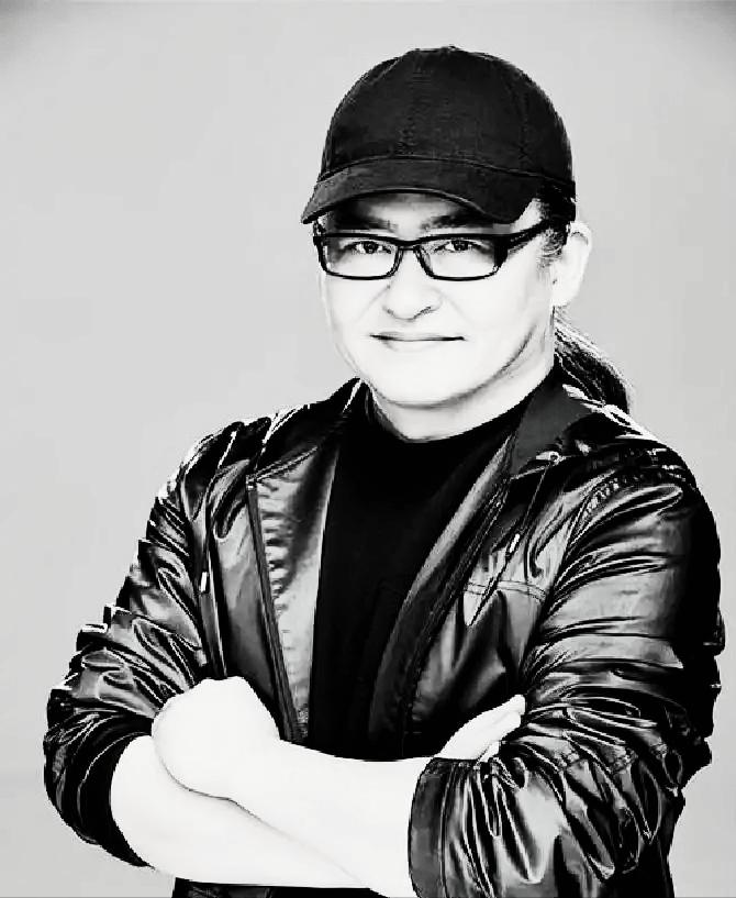 刘欢，他的生命似乎总是和月亮相伴。

37年之前，李海鹰创作《弯弯的月亮》，找了