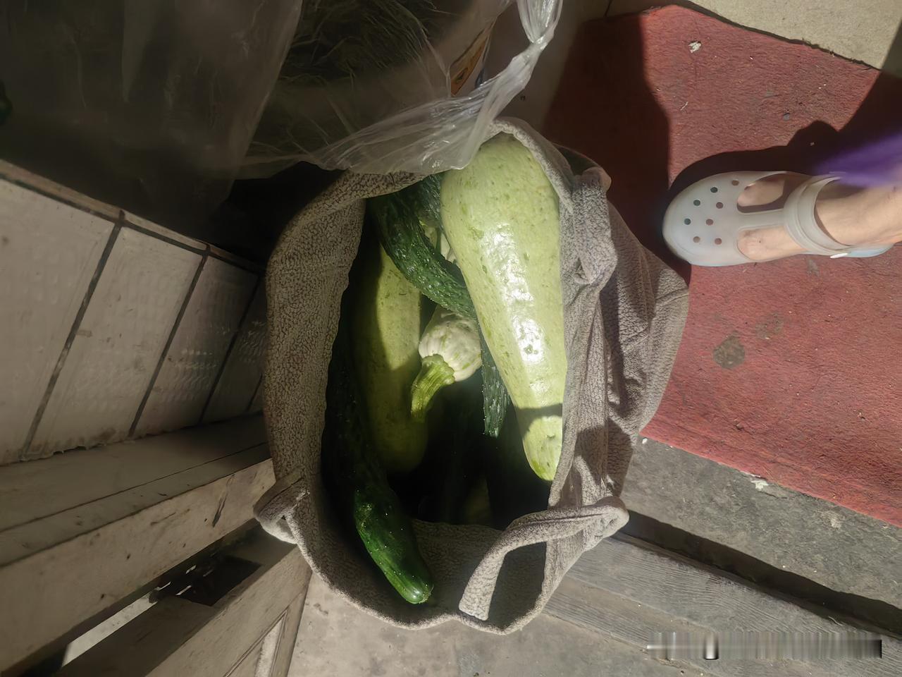 今天是星期五，孩子们都放学回家了，晚上我熬了一锅小米粥，我准备再摊几张西葫芦软饼