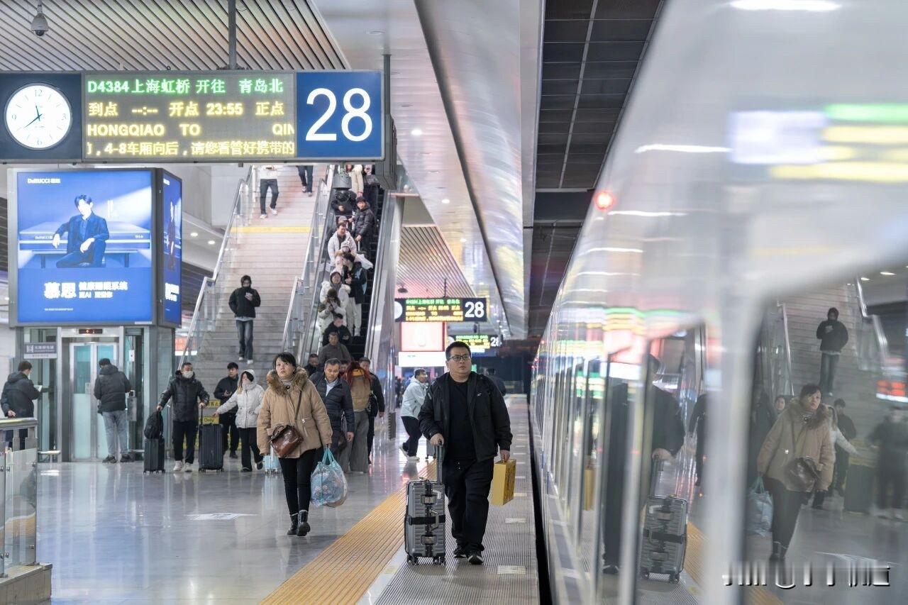 新年爱好打卡面对旅客高涨的出行需求为方便旅客出行国铁济南局充分挖掘运输潜力不断扩