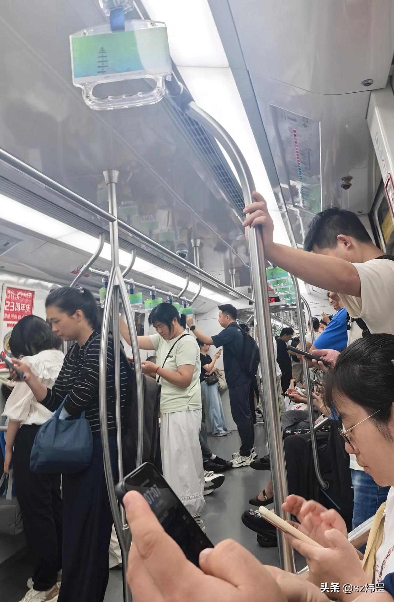 （原创）赶地铁的人
节后第一天上班，早上出去办事，赶了个头班地铁，原以为会很空。