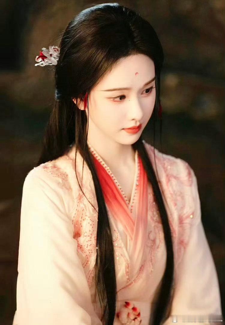 陈都灵怎么哭得乱七八糟的 谁懂啊，陈都灵哭得乱七八糟的样子比精致哭戏还戳人！眼眶