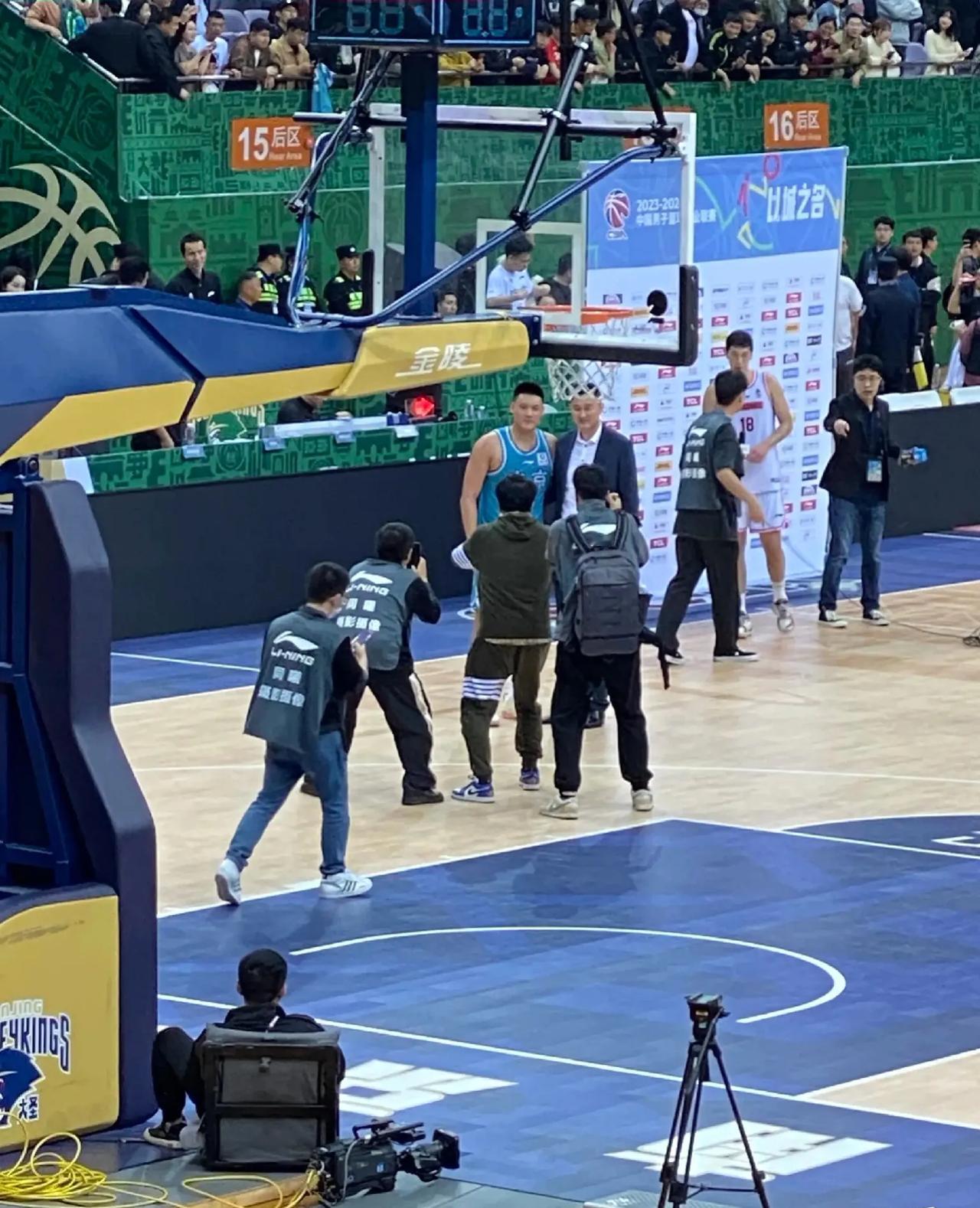 赛后曾繁日主动找到杜锋合影，力破二人不和传闻！

阿日比杜锋大气明事理，不记恨杜