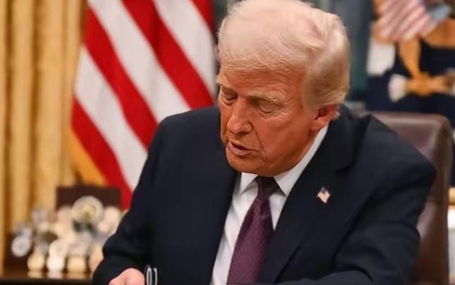 特朗普大清早发飙：出生公民权是给黑奴后代的，不是给中国人的

一大早，美国前总统