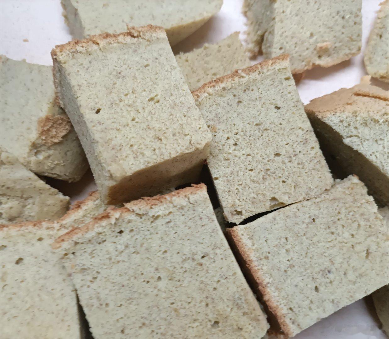 买了4瓶有机亚麻籽油送了一袋有机亚麻籽粉，今天做蛋糕正好用上。家里没有低筋粉用含