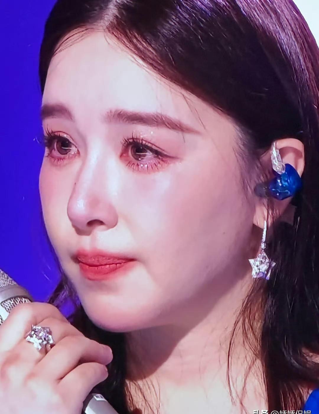 阚清子在直播舞台上唱错了，导演组递了三次话让她重来。
她摆了两次手，最后直接转