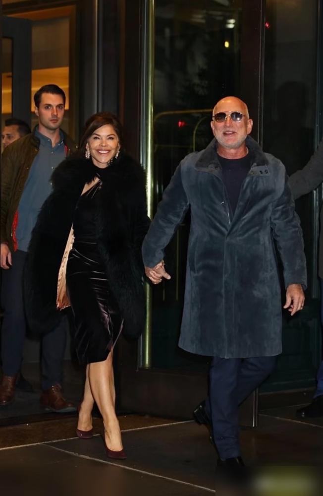 你敢信？结婚8个月，贝索斯把焊死了20年的光头精英形象砸得稀碎！
2025年6