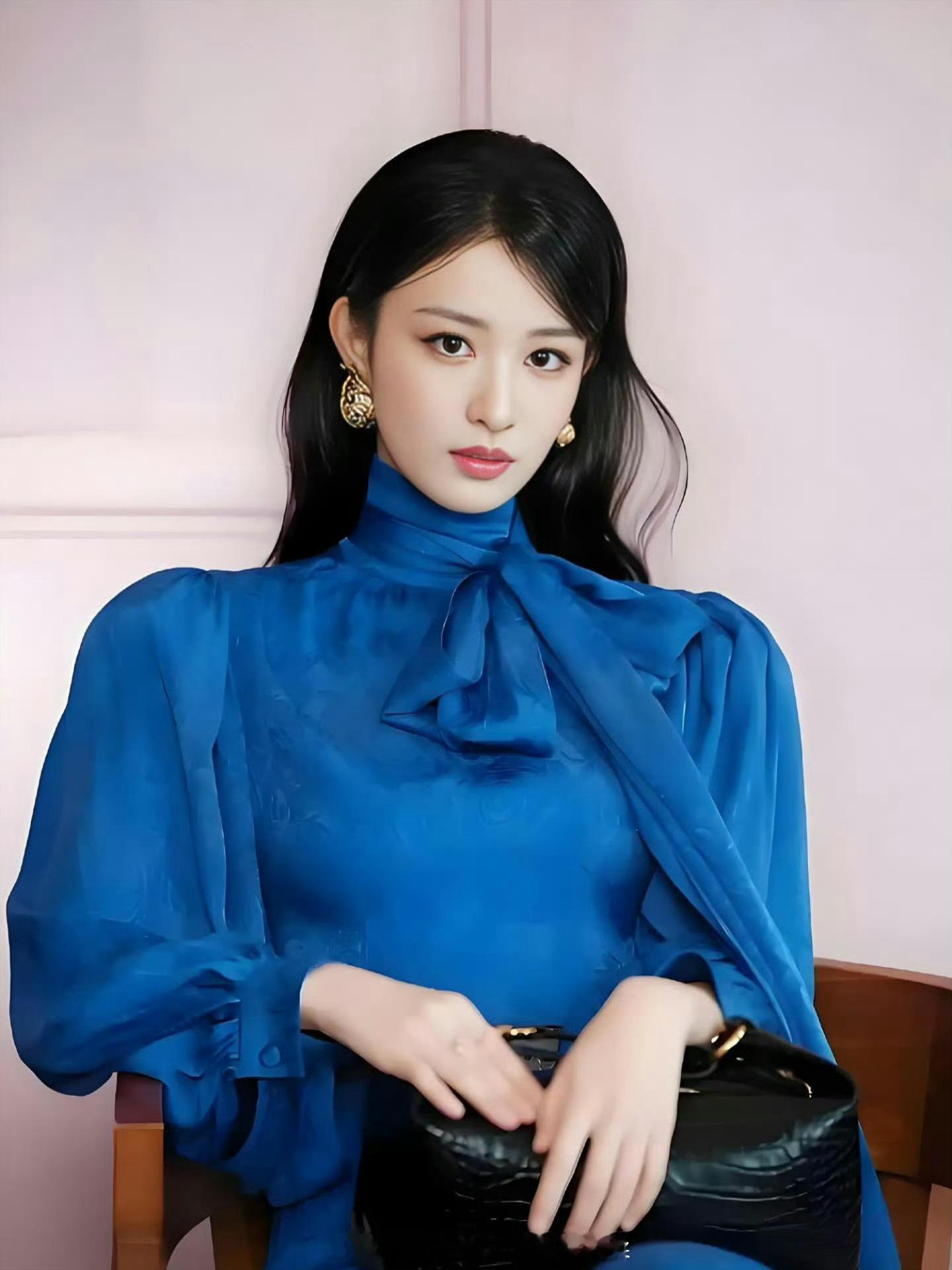 王楚然好适合穿这种蓝色，清雅如兰，好衬气质啊。 