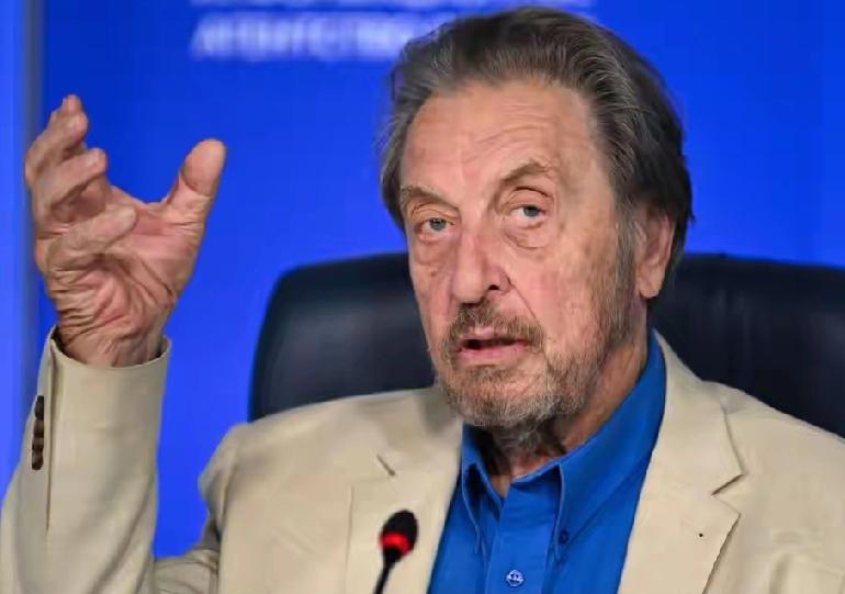 一位披头散发的大叔跑到俄罗斯国家电视台揭露了一个真相。
他说，那天晚上月黑风高，