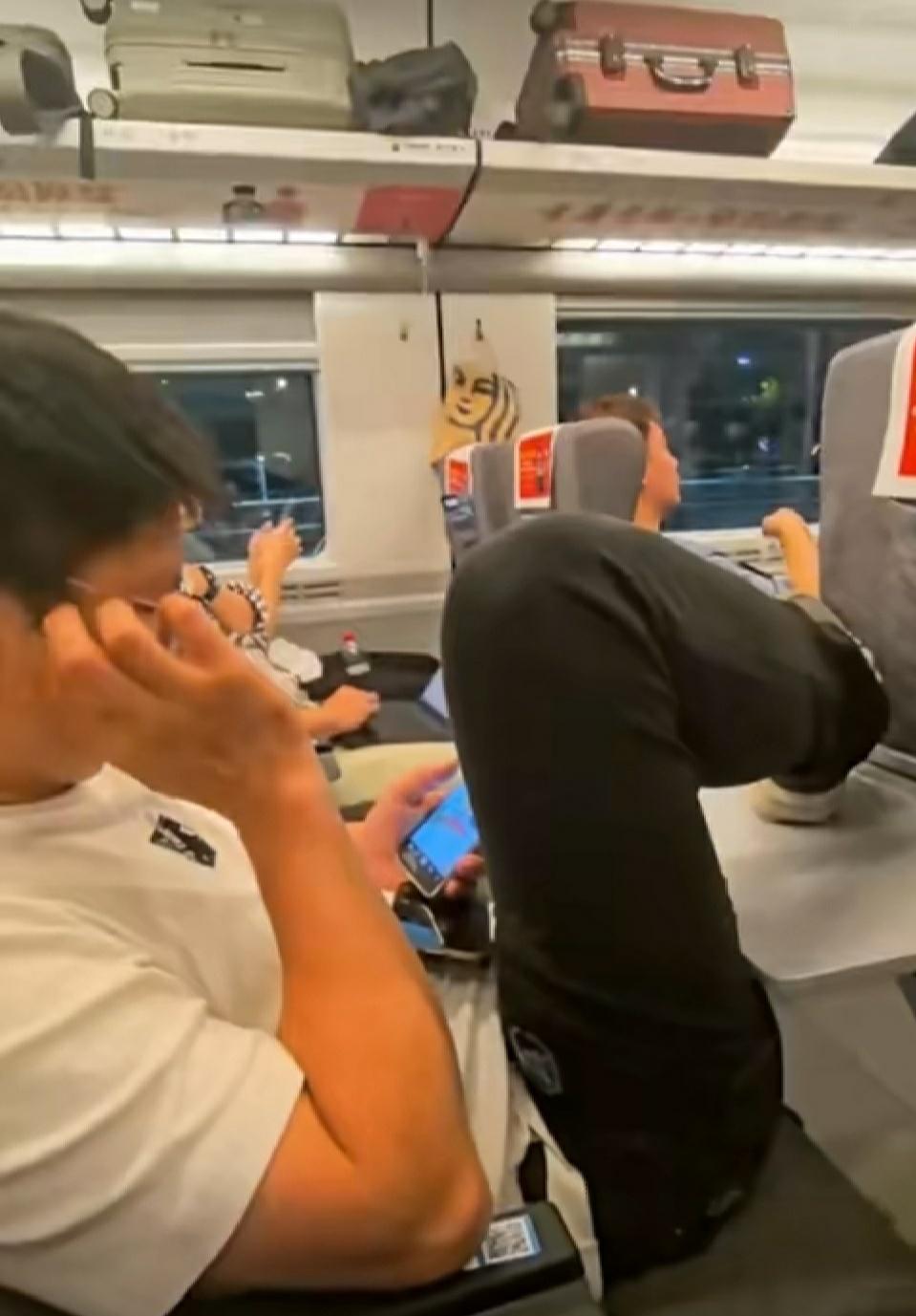 他就把脚这么放在高铁的小餐桌上，左脚累了换右脚，一会儿横着放一会儿竖着踩，乘务员