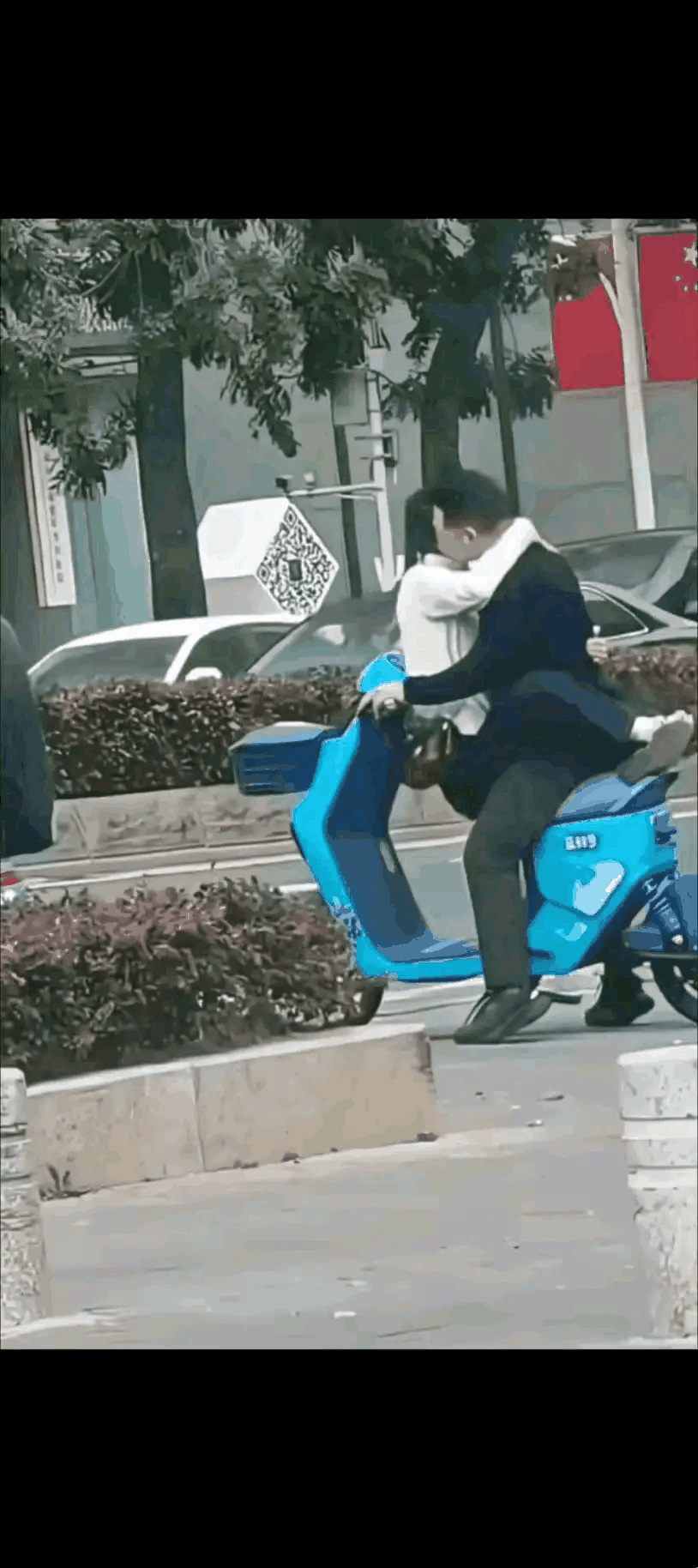 这俩胆子是真大，一个敢坐一个开，简直是拿生命不当回事。就算不为自已考虑，也得为家