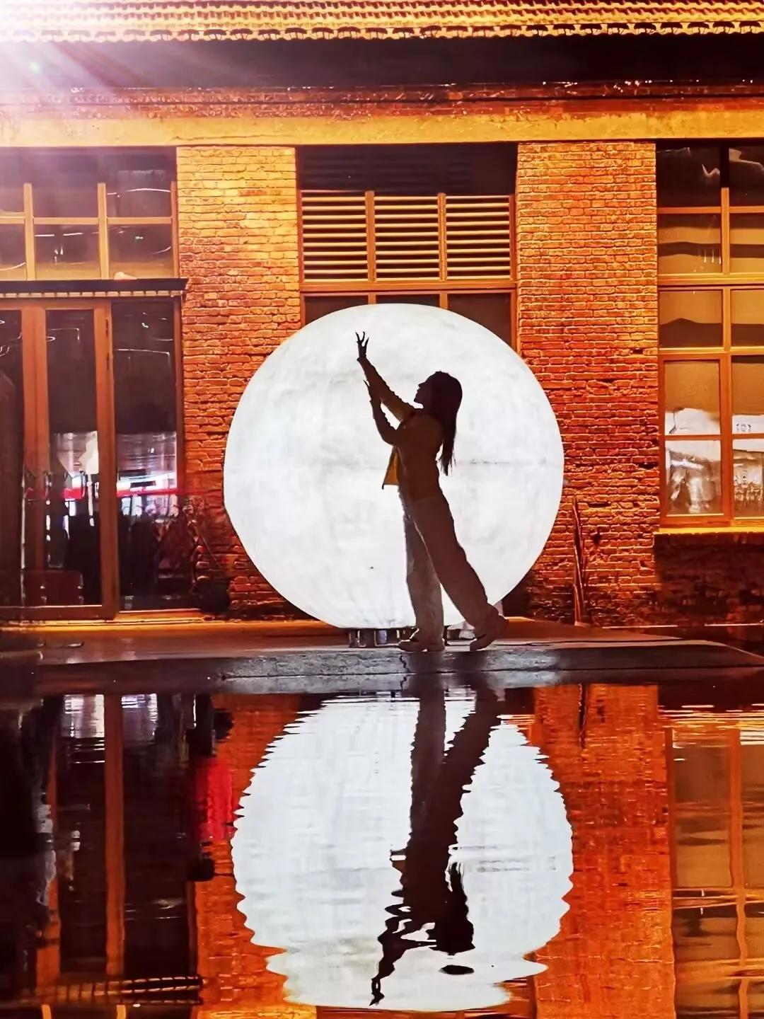 景德镇：陶溪川夜晚的“月亮”格外美。
陶溪川文创街区，还是很值得来的一个旅游打卡